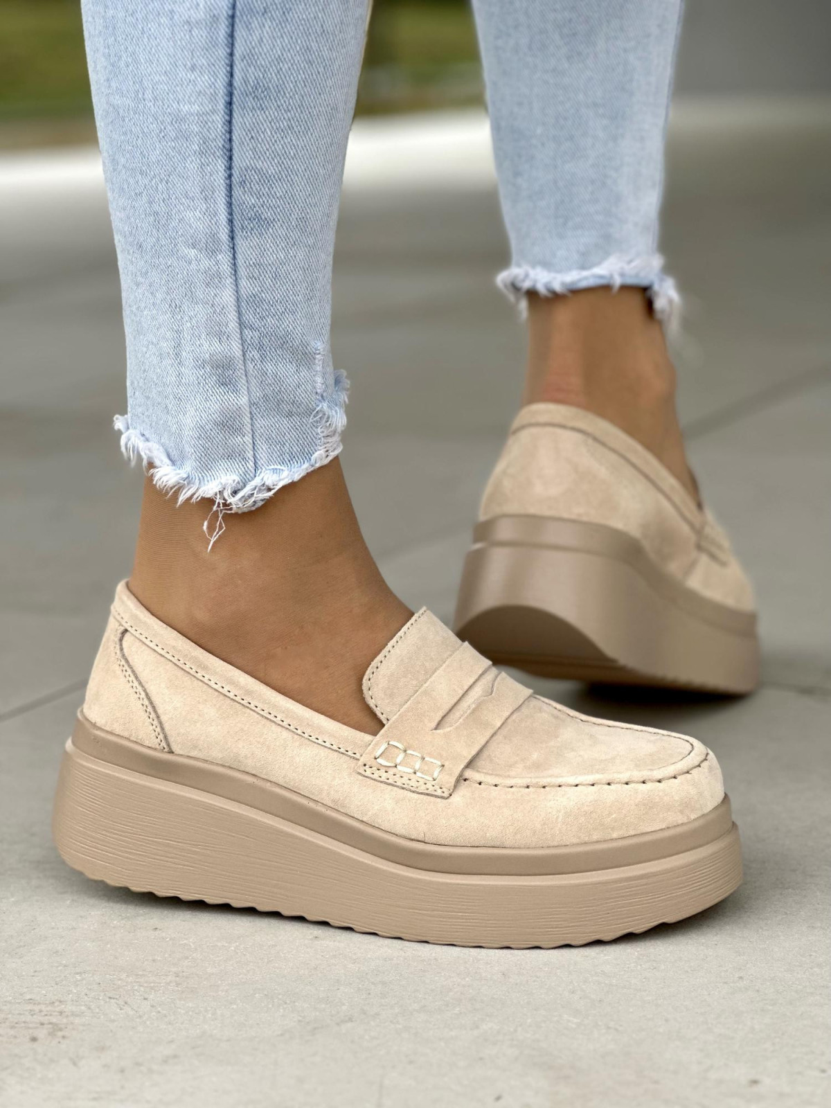 Stylowe beżowe mokasyny damskie na wyższej platformie, skóra naturalna