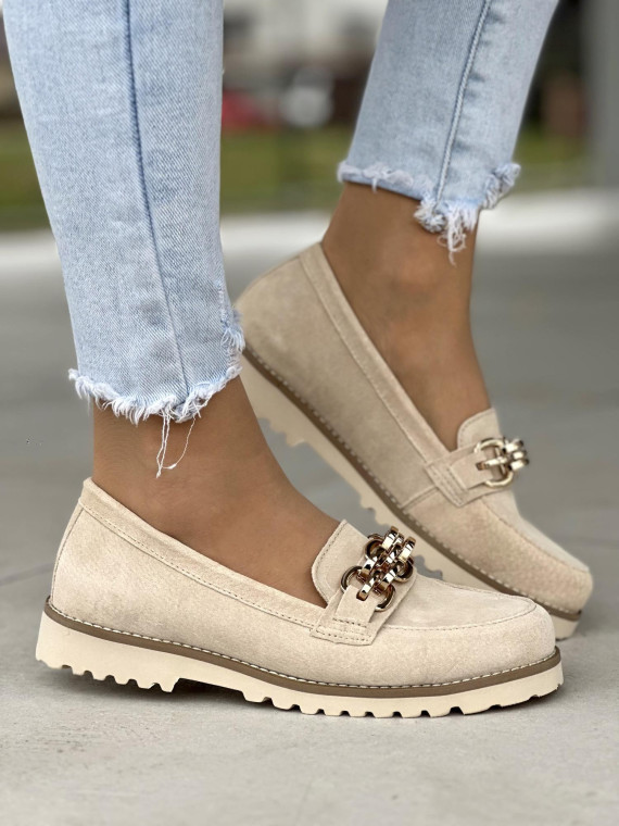 Stylowe beżowe mokasyny damskie ze złotą ozdobą, skóra naturalna