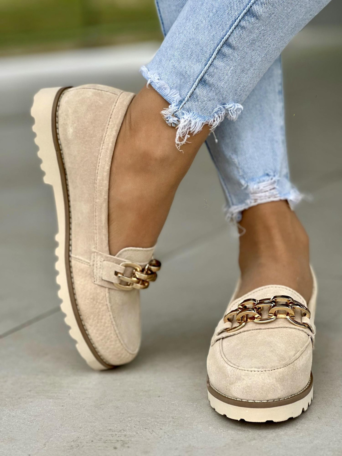 Stylowe beżowe mokasyny damskie ze złotą ozdobą, skóra naturalna
