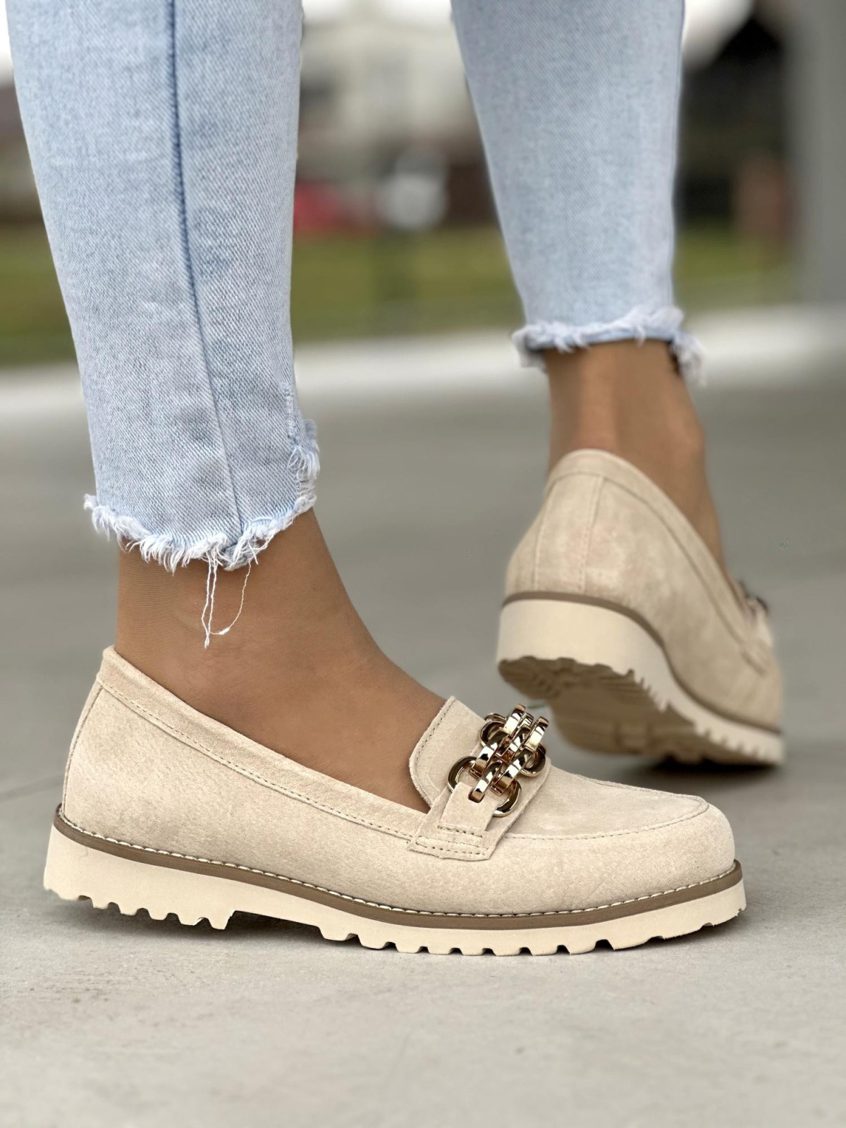 Stylowe beżowe mokasyny damskie ze złotą ozdobą, skóra naturalna