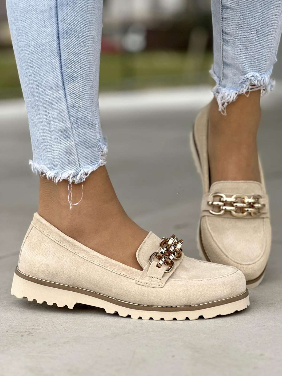 Stylowe beżowe mokasyny damskie ze złotą ozdobą, skóra naturalna