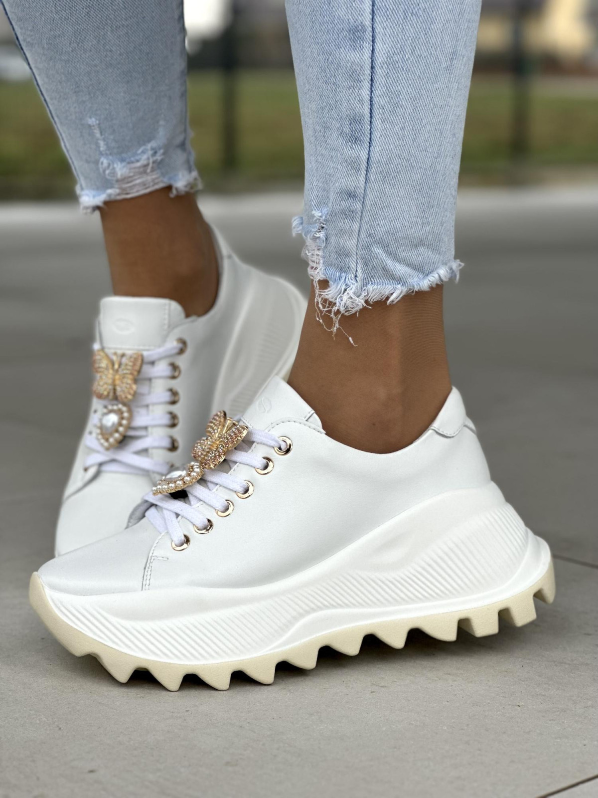 Unikalne białe sneakersy damskie, śliczne ozdoby, skóra naturalna