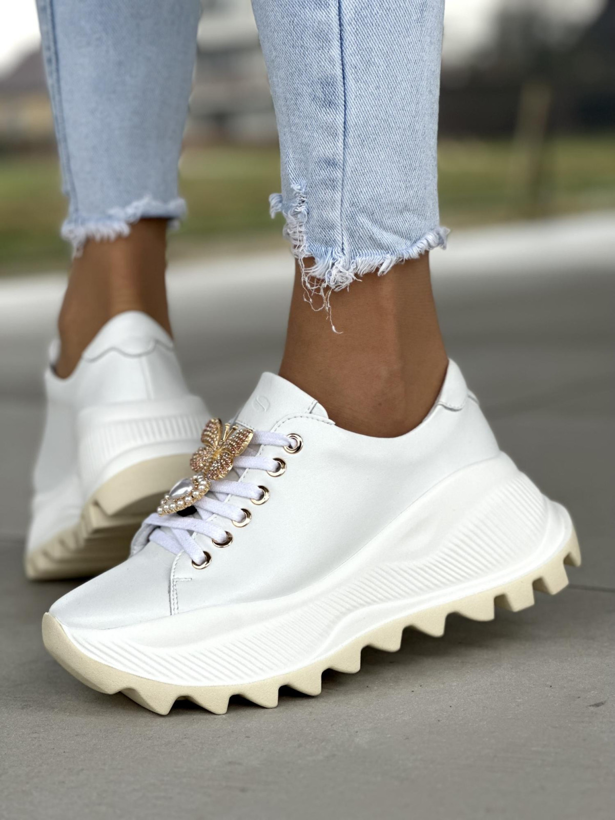 Unikalne białe sneakersy damskie, śliczne ozdoby, skóra naturalna