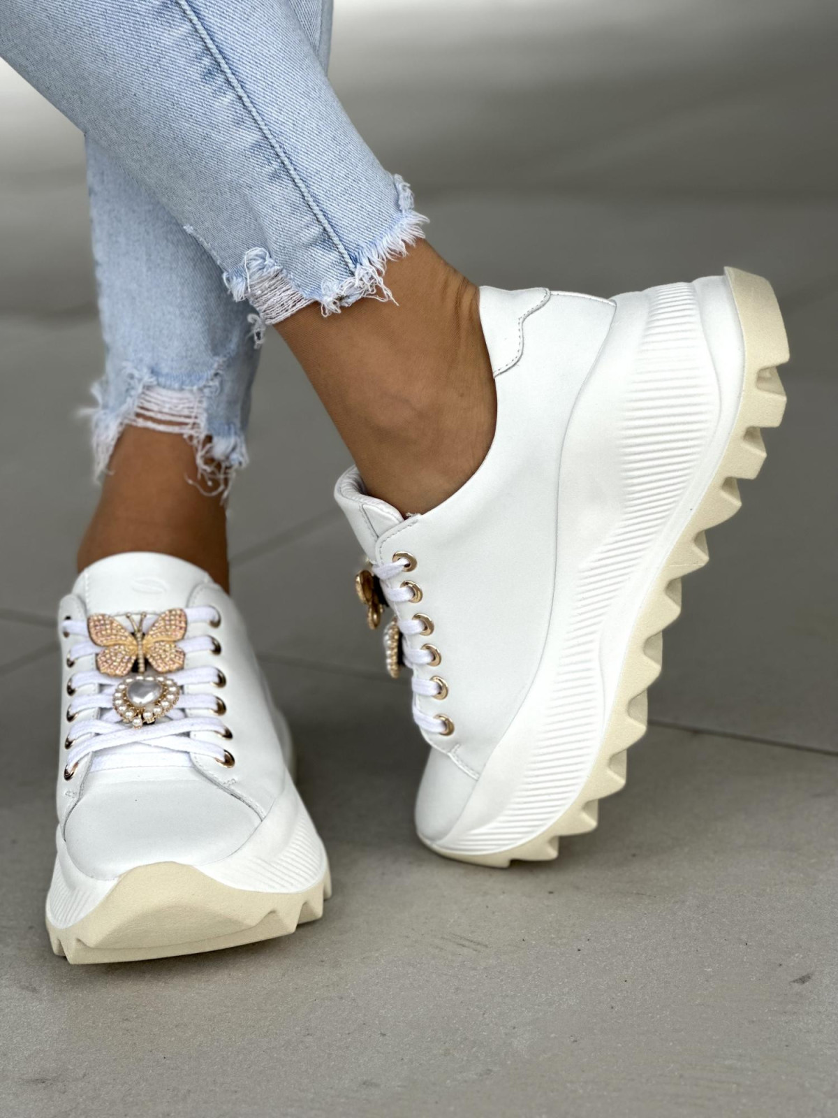 Unikalne białe sneakersy damskie, śliczne ozdoby, skóra naturalna