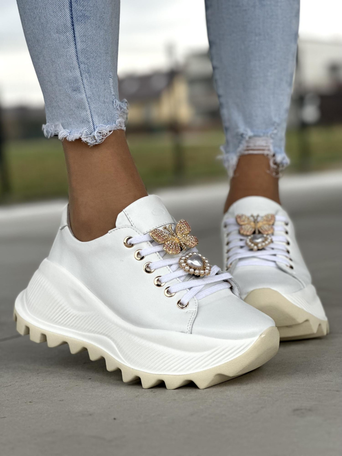 Unikalne białe sneakersy damskie, śliczne ozdoby, skóra naturalna