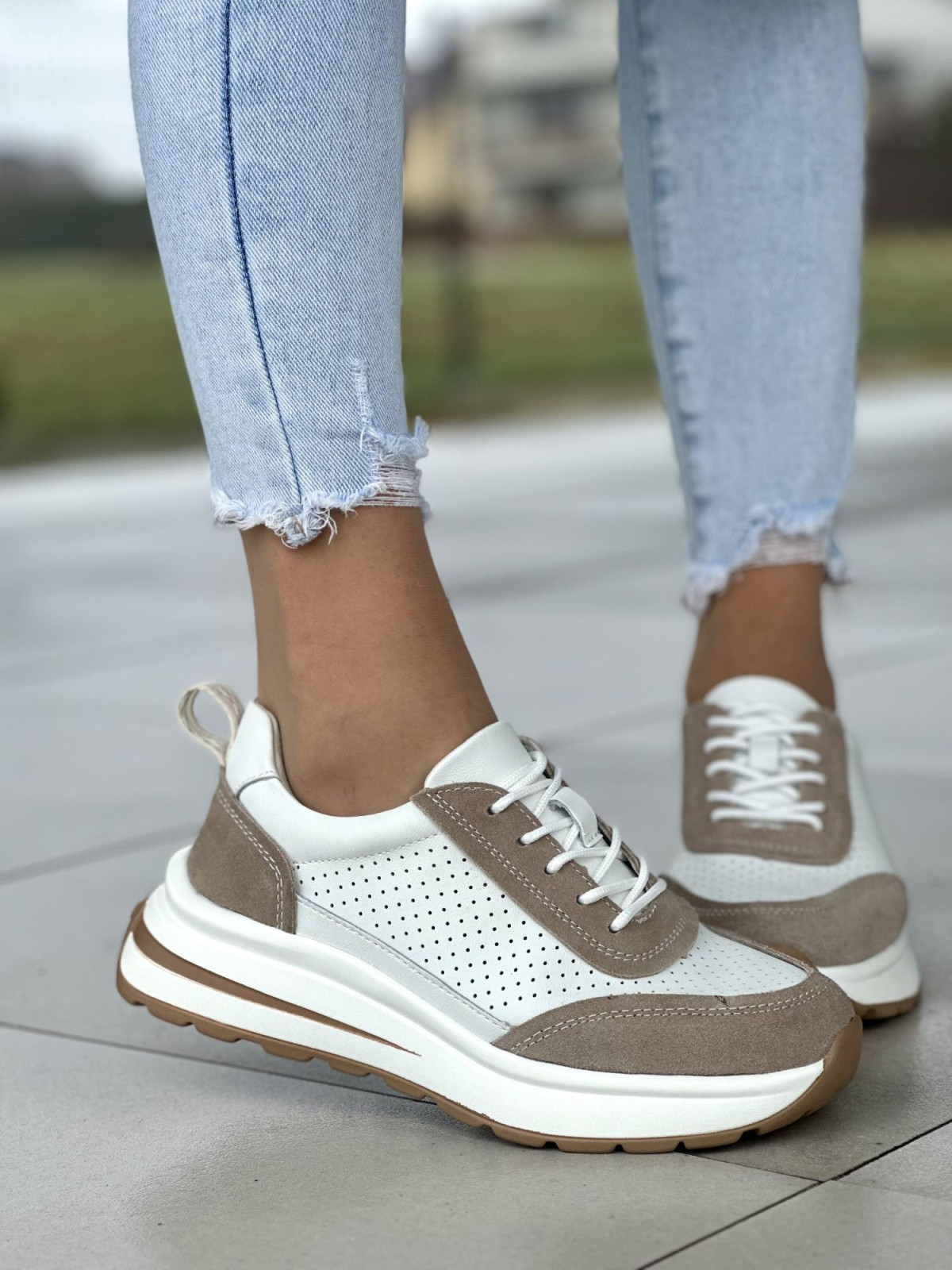 Ażurowe biało-beżowe sneakersy damskie, skóra naturalna