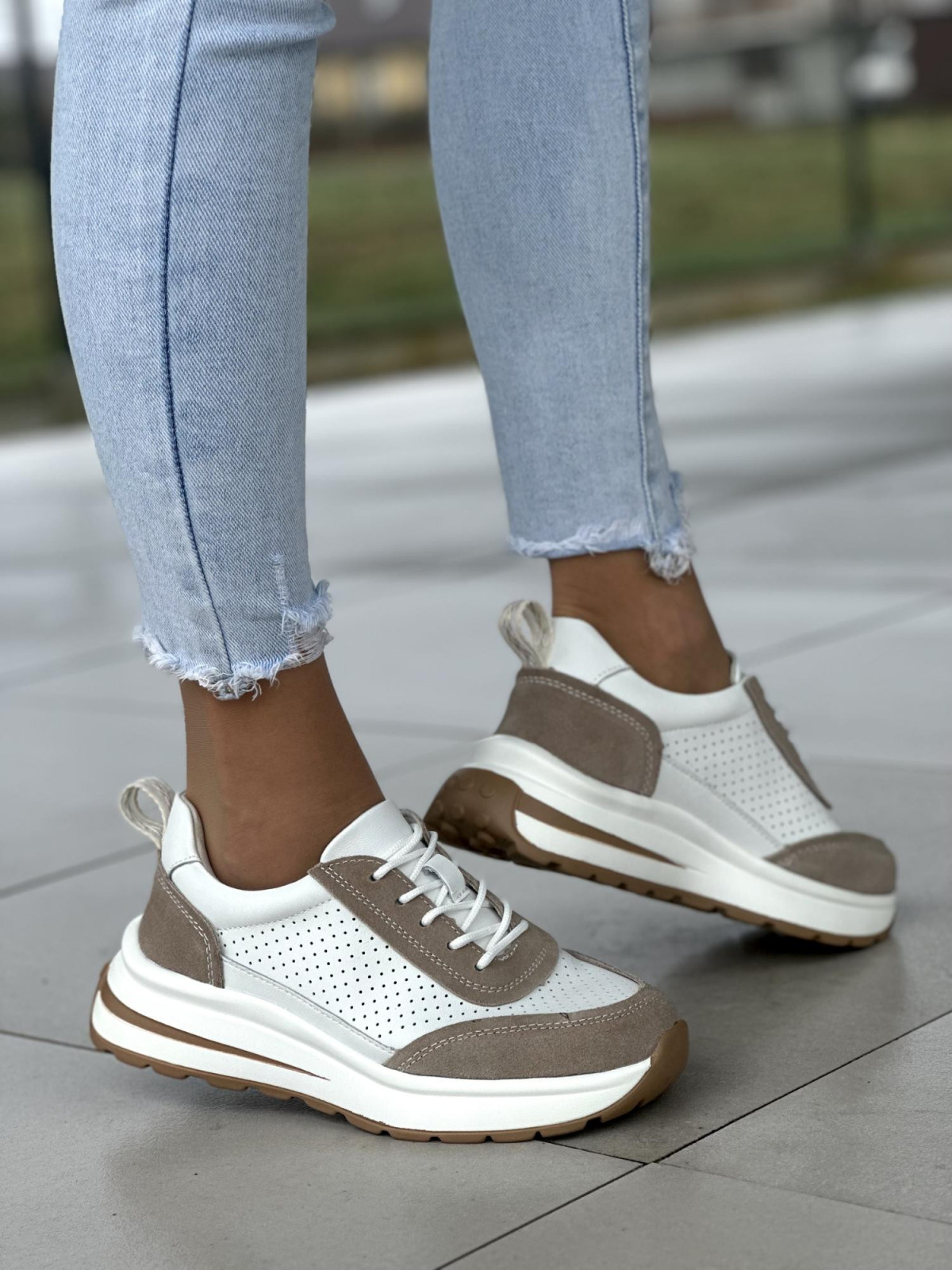 Ażurowe biało-beżowe sneakersy damskie, skóra naturalna