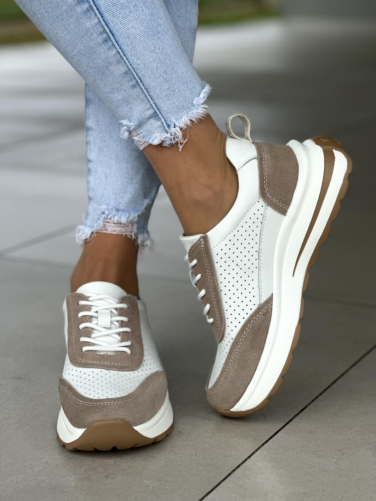 Ażurowe biało-beżowe sneakersy damskie, skóra naturalna