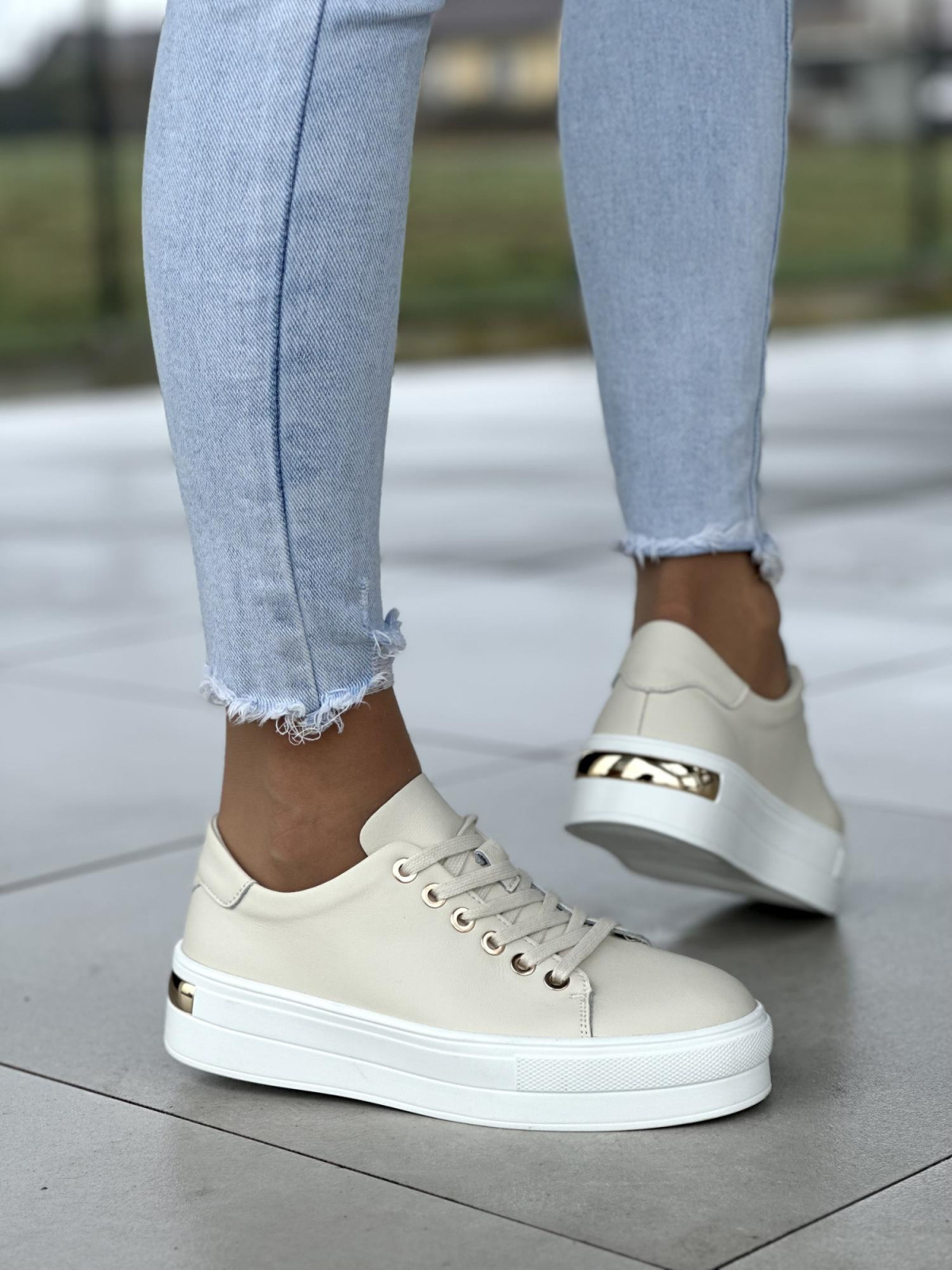 Lekkie beżowe trampki damskie ze złotymi delatami, skóra naturalna