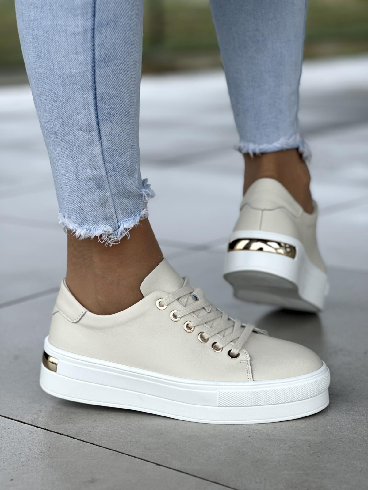 Lekkie beżowe trampki damskie ze złotymi delatami, skóra naturalna