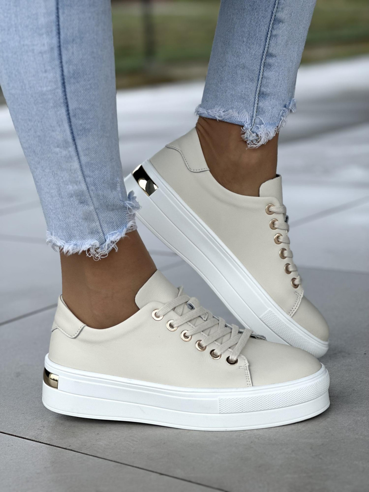 Lekkie beżowe trampki damskie ze złotymi delatami, skóra naturalna