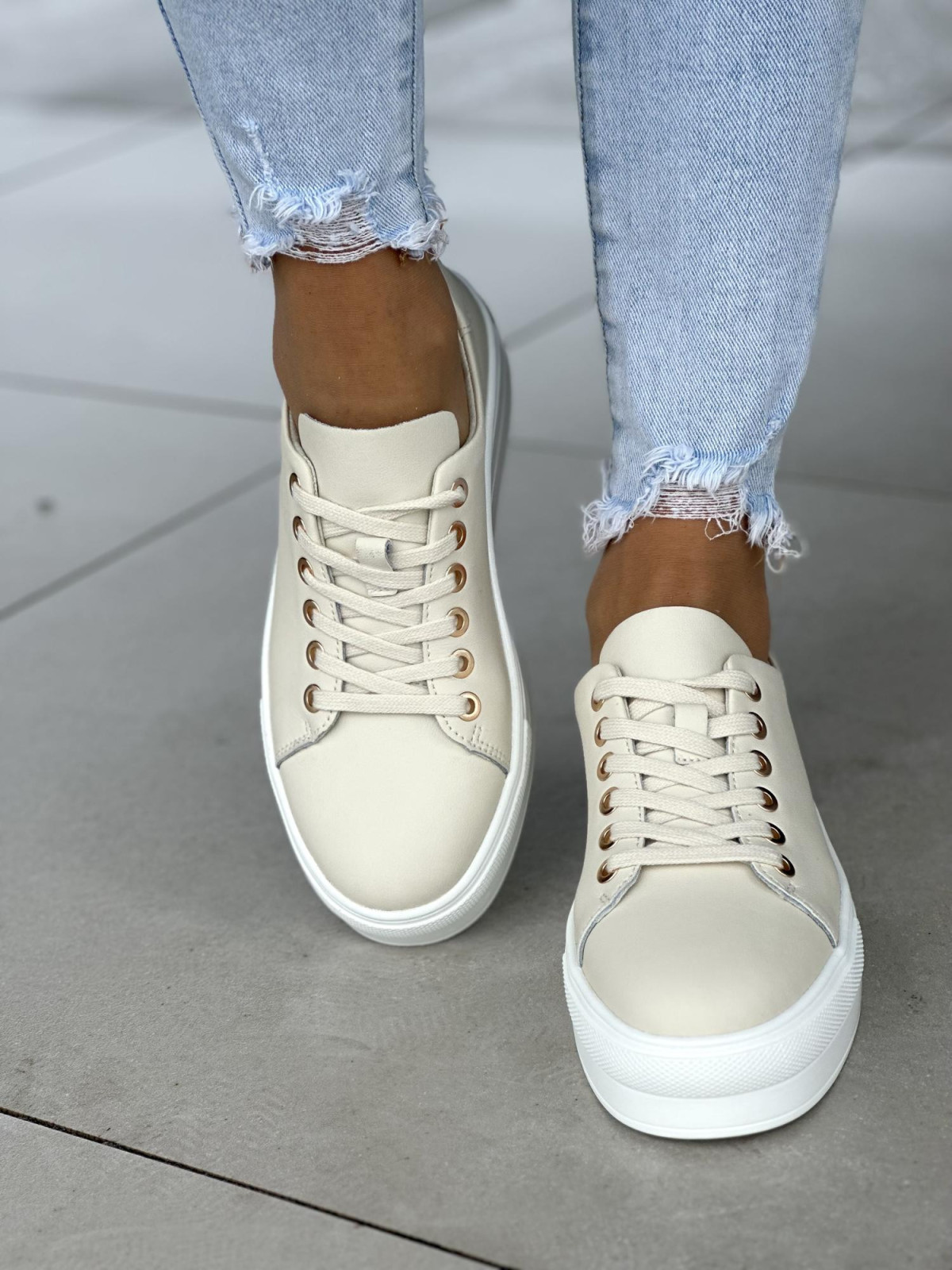 Lekkie beżowe trampki damskie ze złotymi delatami, skóra naturalna