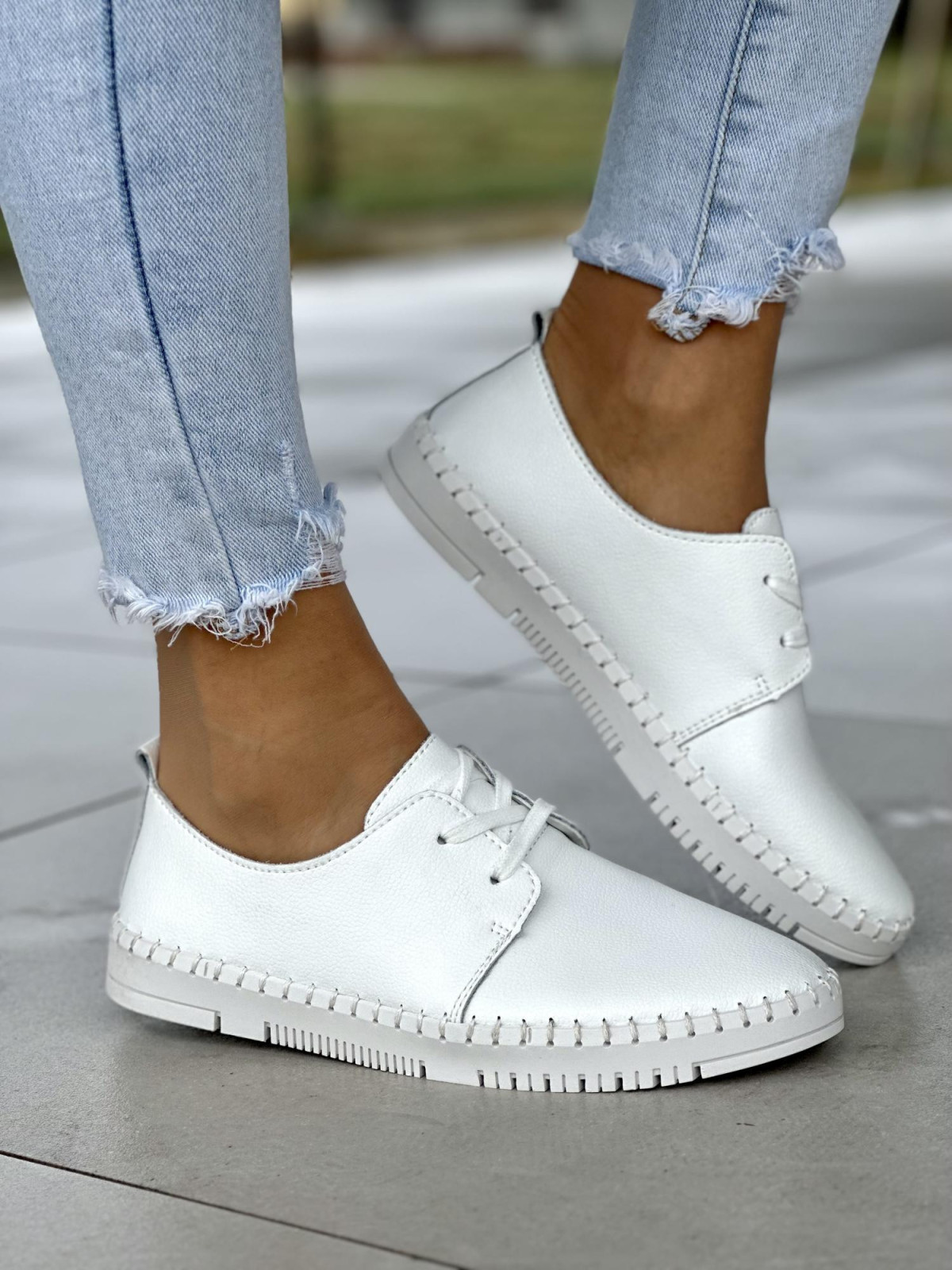 Delikatne białe trampki damskie na miękkiej podeszwie, skóra naturalna