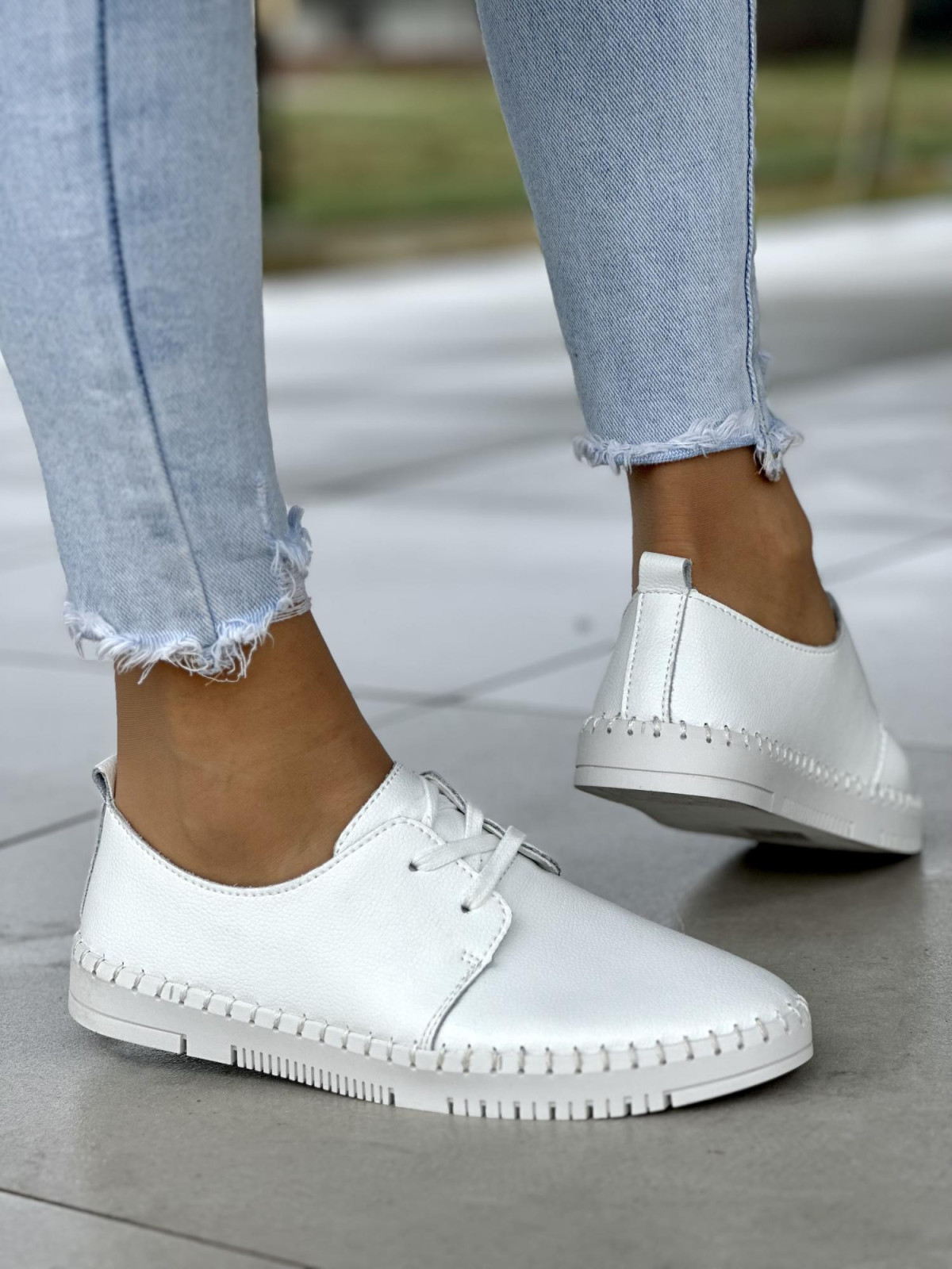 Delikatne białe trampki damskie na miękkiej podeszwie, skóra naturalna