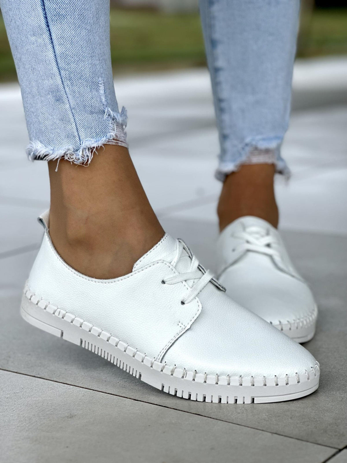 Delikatne białe trampki damskie na miękkiej podeszwie, skóra naturalna