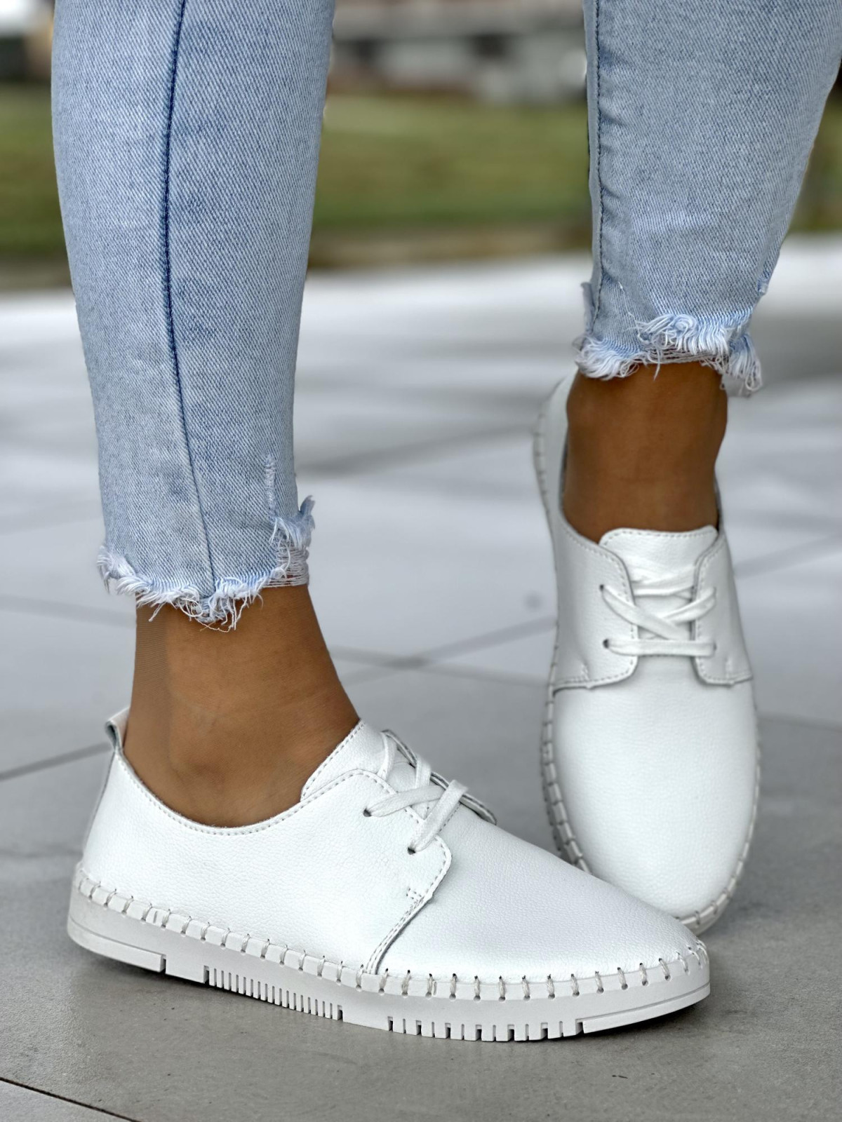 Delikatne białe trampki damskie na miękkiej podeszwie, skóra naturalna