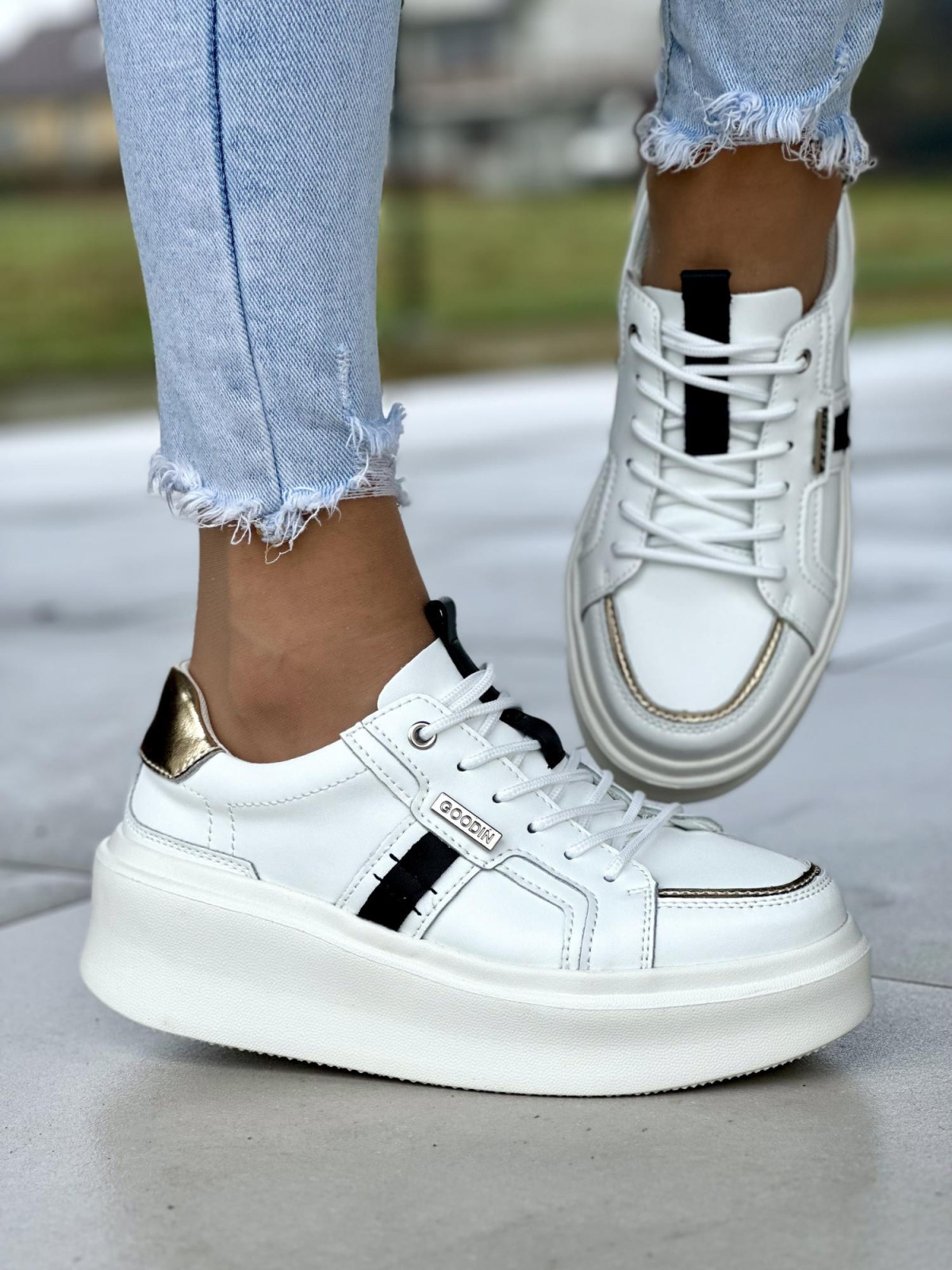 Ciekawe białe trampki damskie na grubej lekkiej platformie, skóra naturalna
