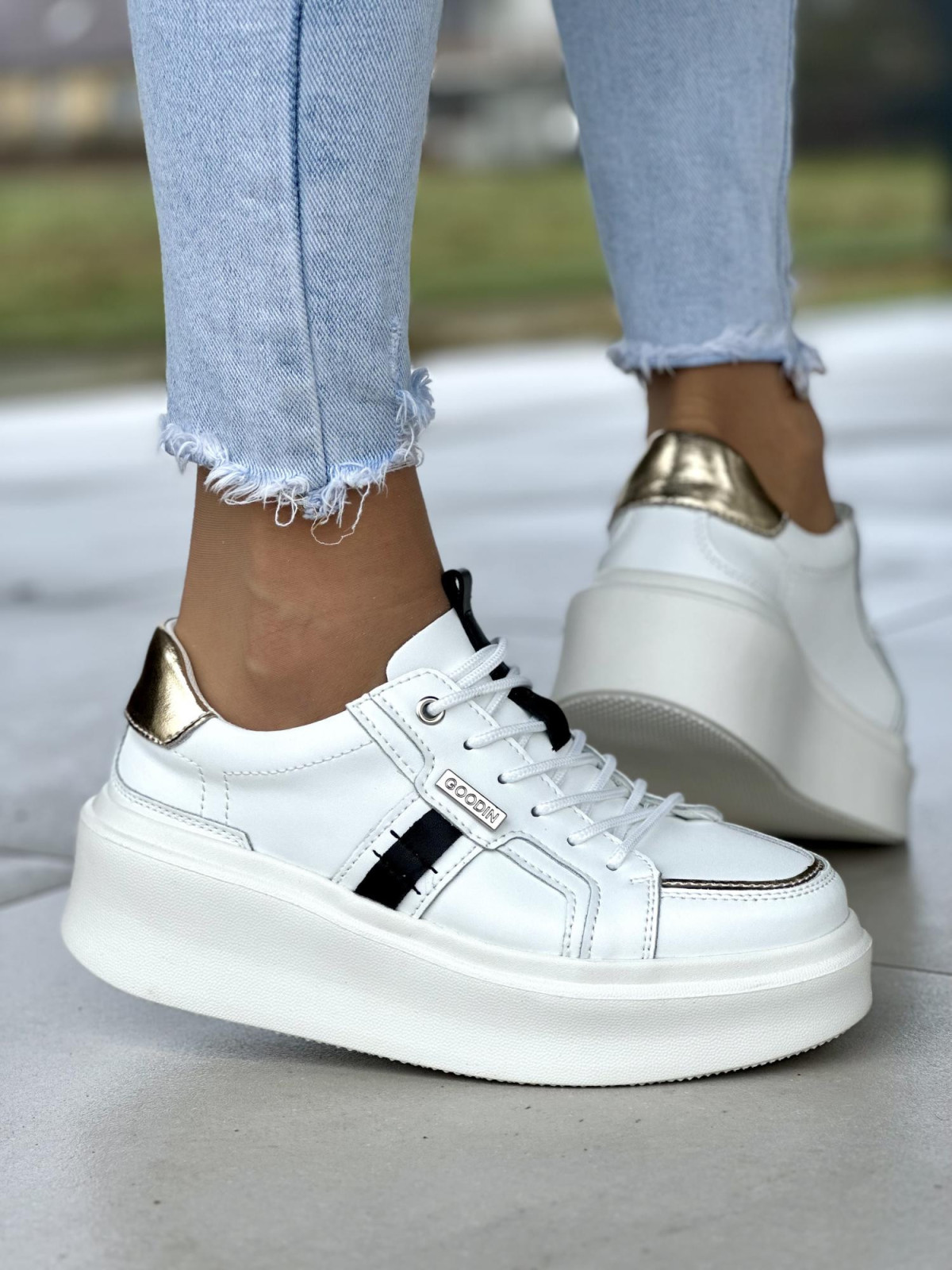 Ciekawe białe trampki damskie na grubej lekkiej platformie, skóra naturalna