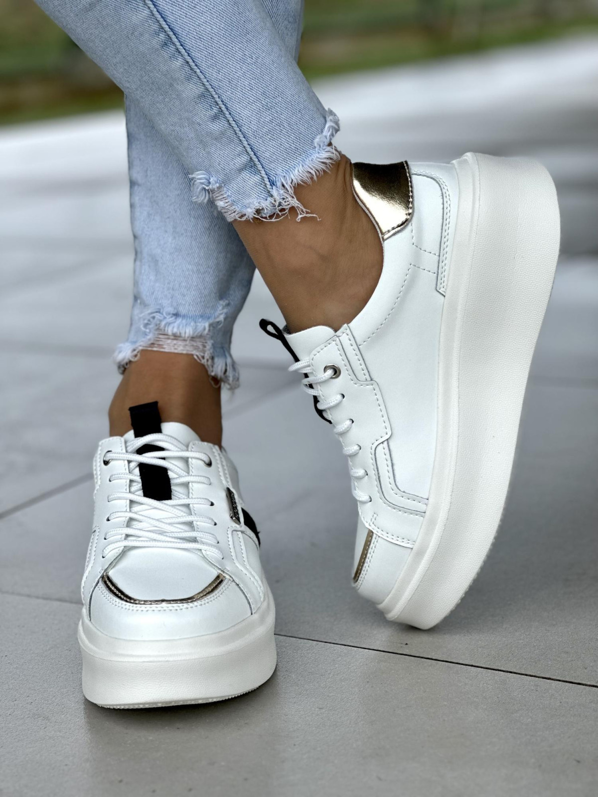 Ciekawe białe trampki damskie na grubej lekkiej platformie, skóra naturalna