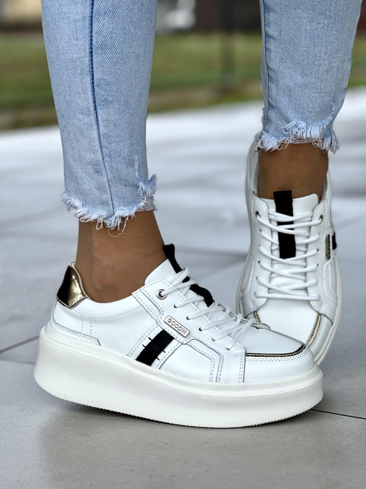 Ciekawe białe trampki damskie na grubej lekkiej platformie, skóra naturalna