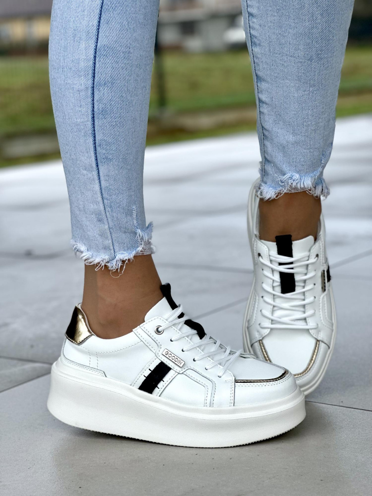 Ciekawe białe trampki damskie na grubej lekkiej platformie, skóra naturalna