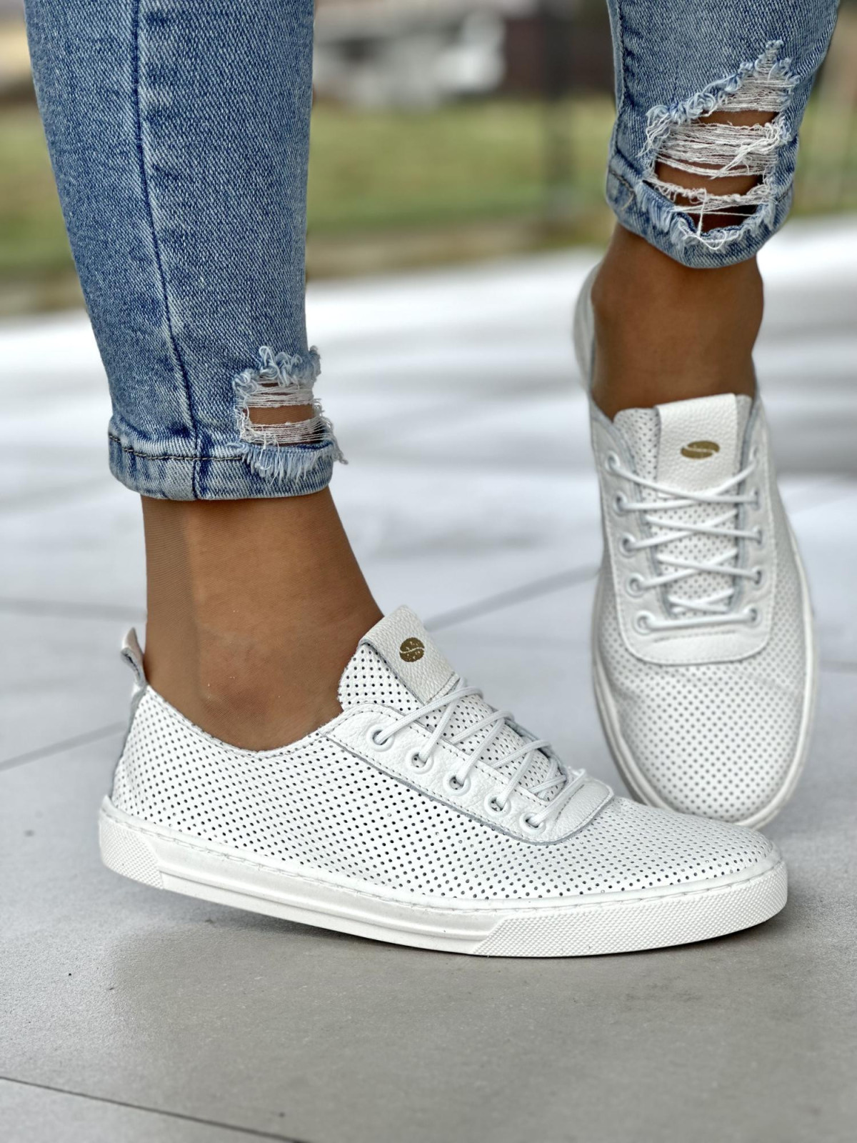 Bardzo lekkie ażurowe białe trampki damskie na miękkiej podeszwie, skóra naturalna