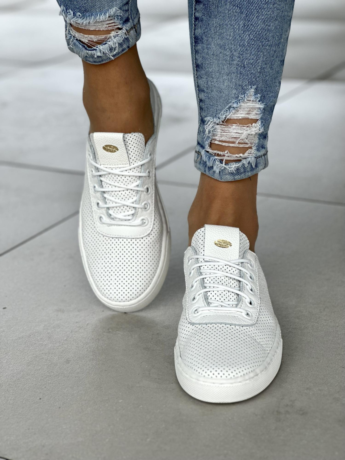 Bardzo lekkie ażurowe białe trampki damskie na miękkiej podeszwie, skóra naturalna