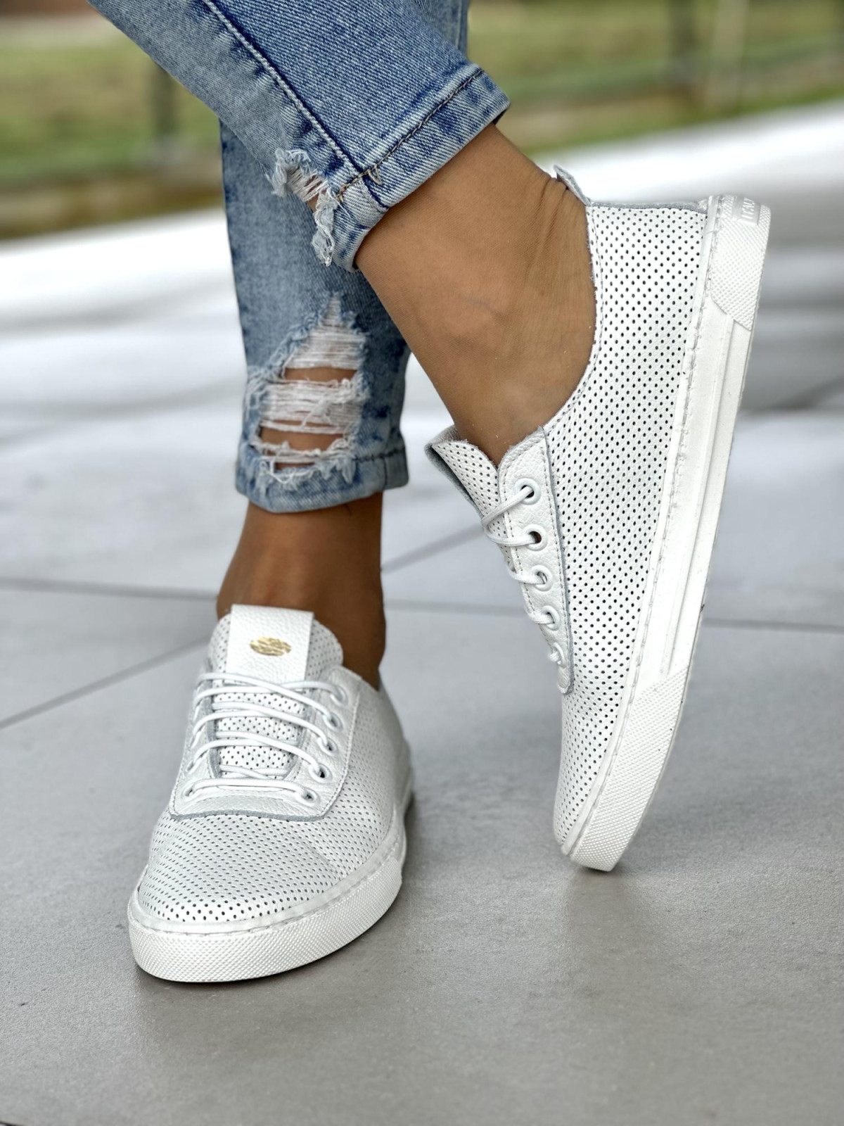 Bardzo lekkie ażurowe białe trampki damskie na miękkiej podeszwie, skóra naturalna