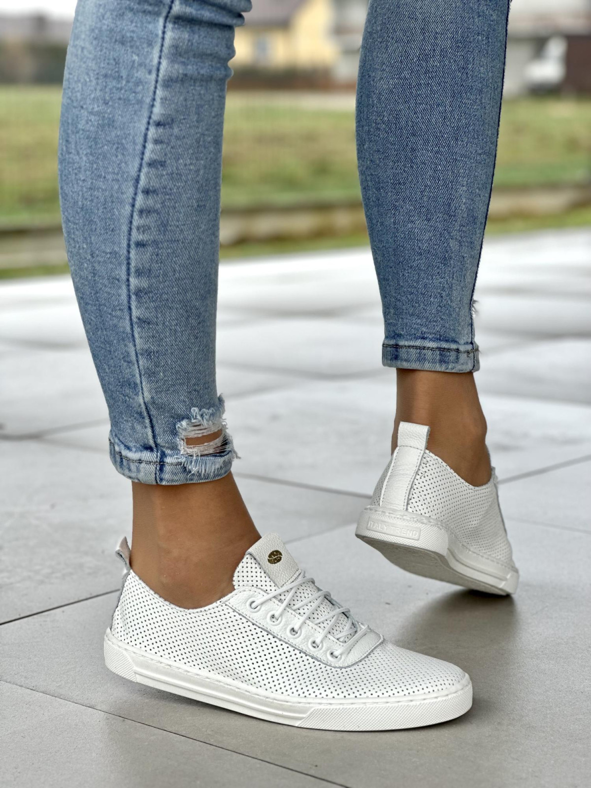 Bardzo lekkie ażurowe białe trampki damskie na miękkiej podeszwie, skóra naturalna