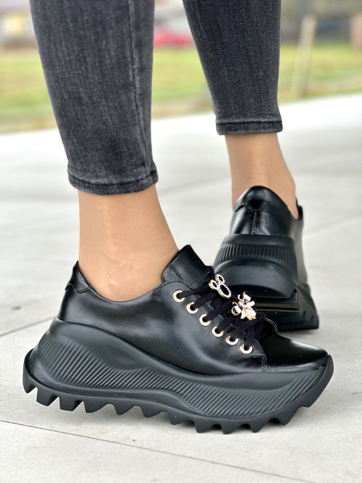 Wyjątkowe czarne sneakersy damskie ze złotymi ozdobami, skóra naturalna