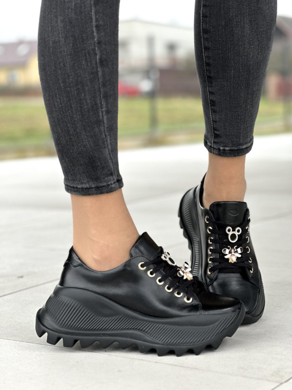 Wyjątkowe czarne sneakersy damskie ze złotymi ozdobami, skóra naturalna