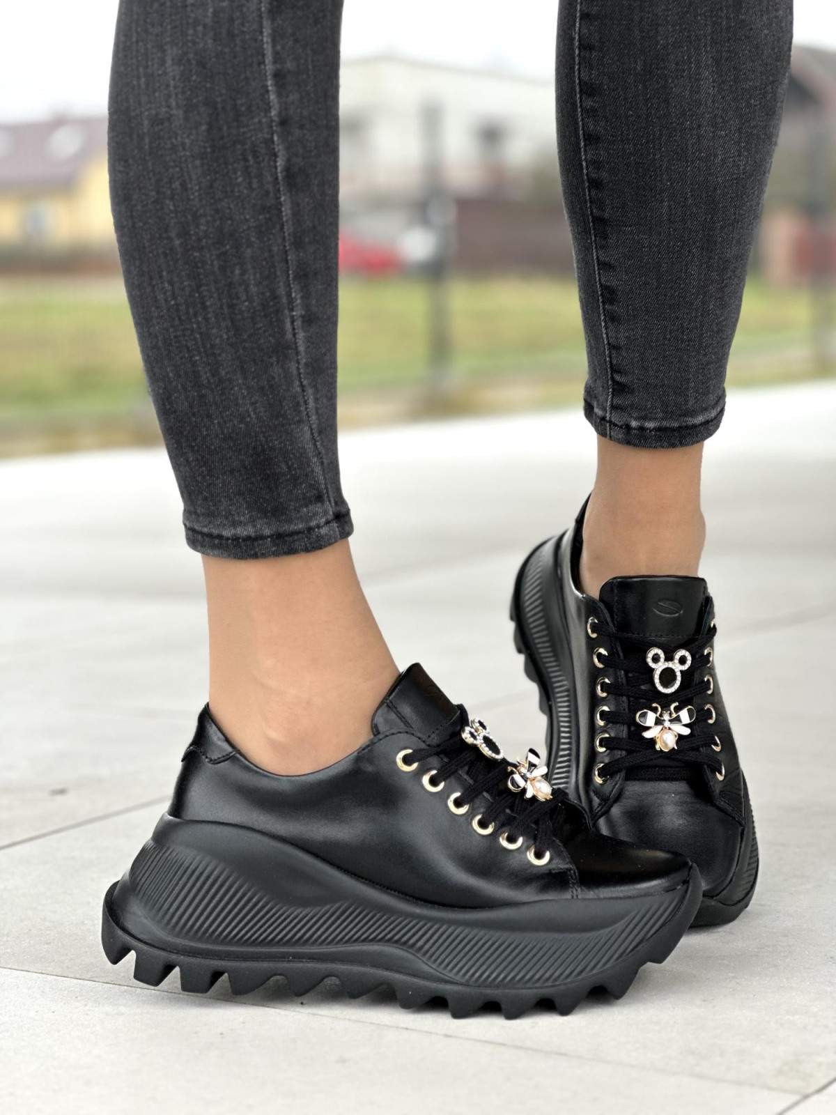 Wyjątkowe czarne sneakersy damskie ze złotymi ozdobami, skóra naturalna