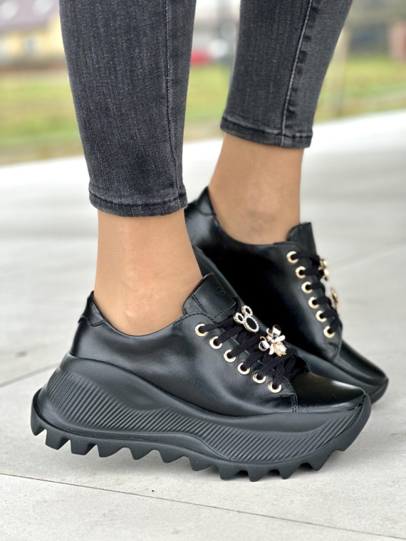 Wyjątkowe czarne sneakersy damskie ze złotymi ozdobami, skóra naturalna