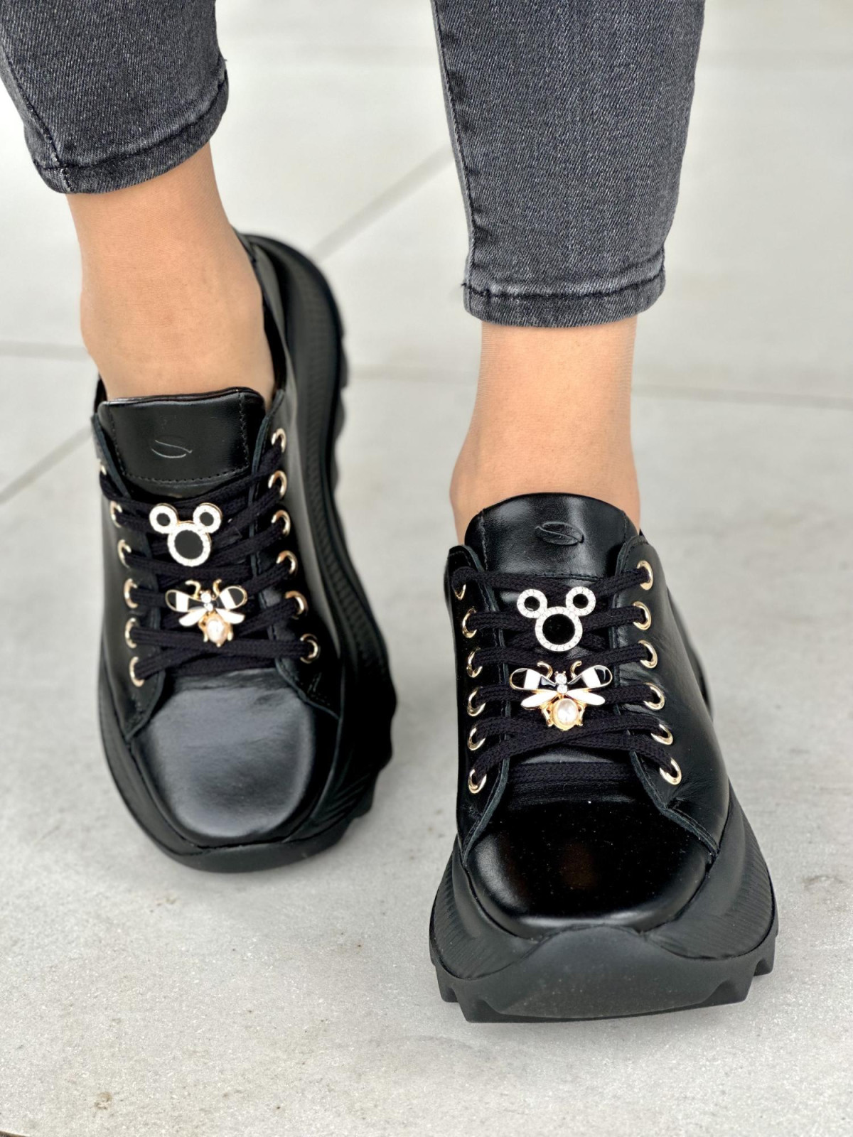 Wyjątkowe czarne sneakersy damskie ze złotymi ozdobami, skóra naturalna