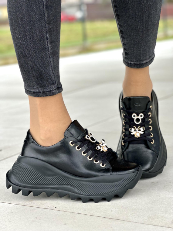 Wyjątkowe czarne sneakersy damskie ze złotymi ozdobami, skóra naturalna