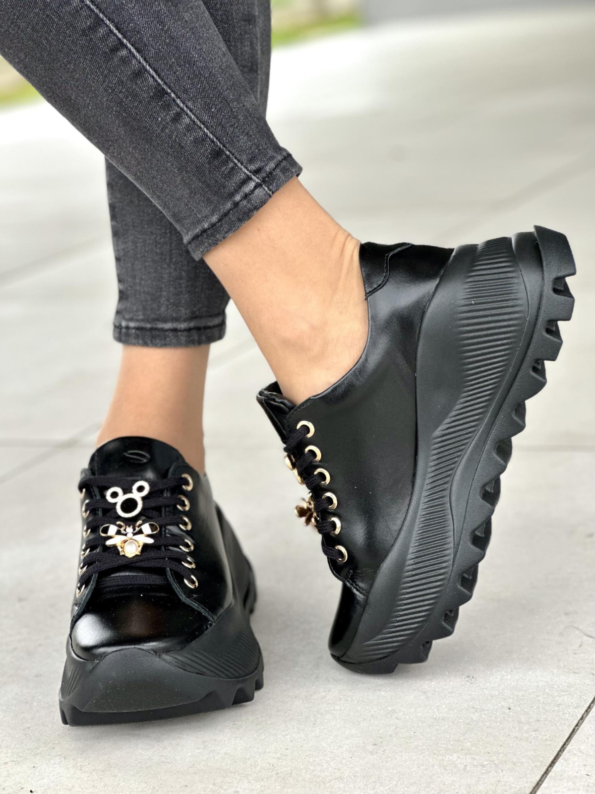 Wyjątkowe czarne sneakersy damskie ze złotymi ozdobami, skóra naturalna