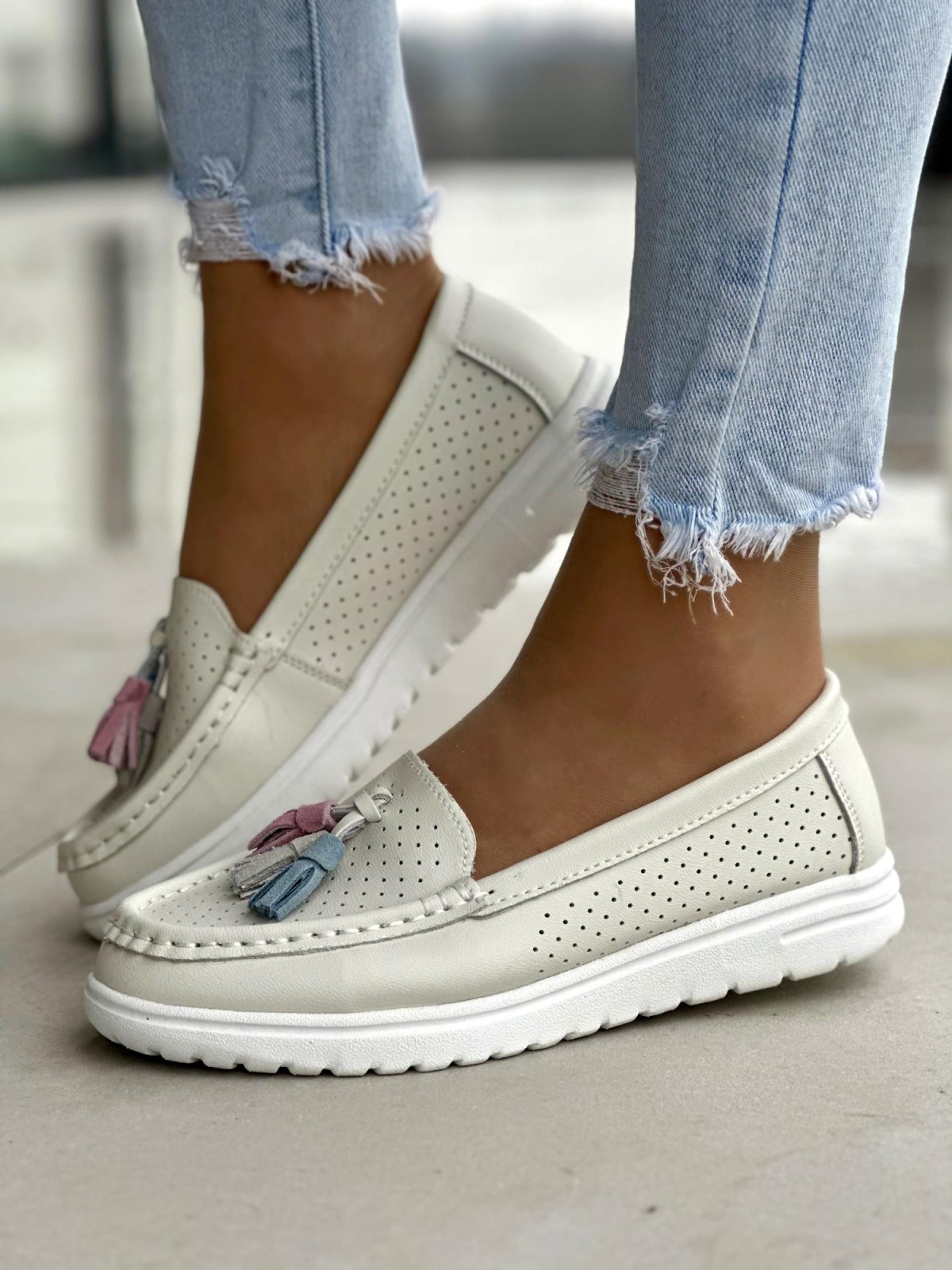 Ażurowe lekkie beżowe mokasyny damskie, skóra naturalna