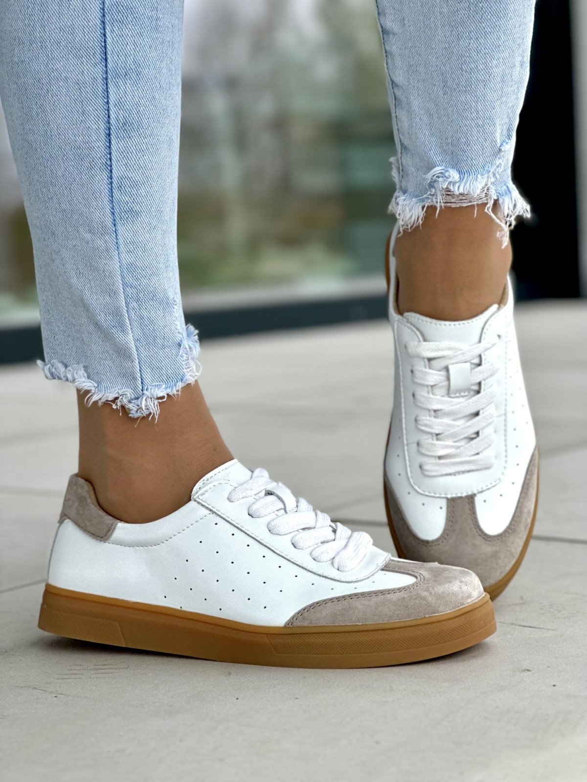 Klasyczne sznurowane biało-beżowe trampki damskie, skóra naturalna