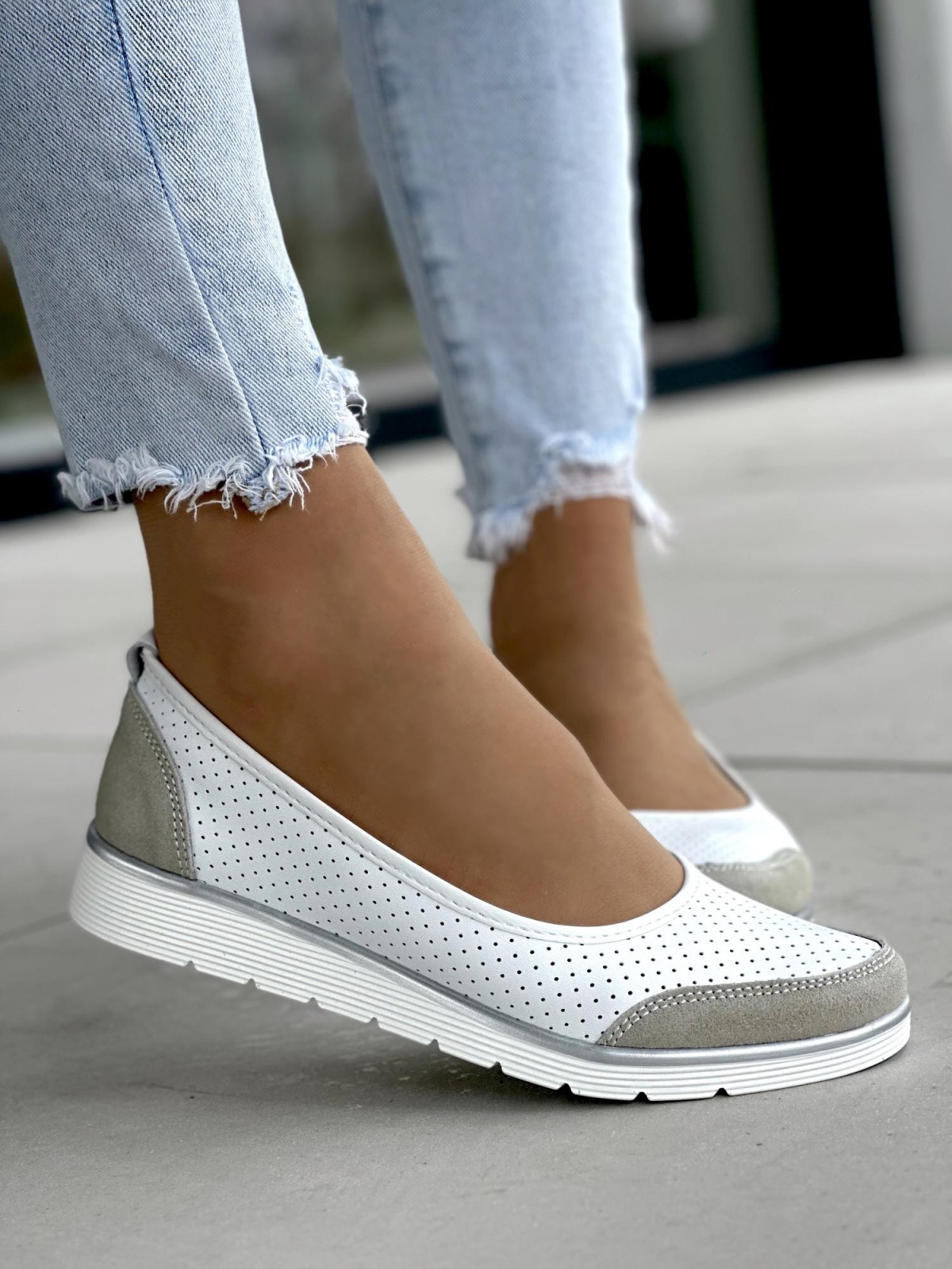 Wygodne ażurowe biało-szare baleriny damskie, skóra naturalna