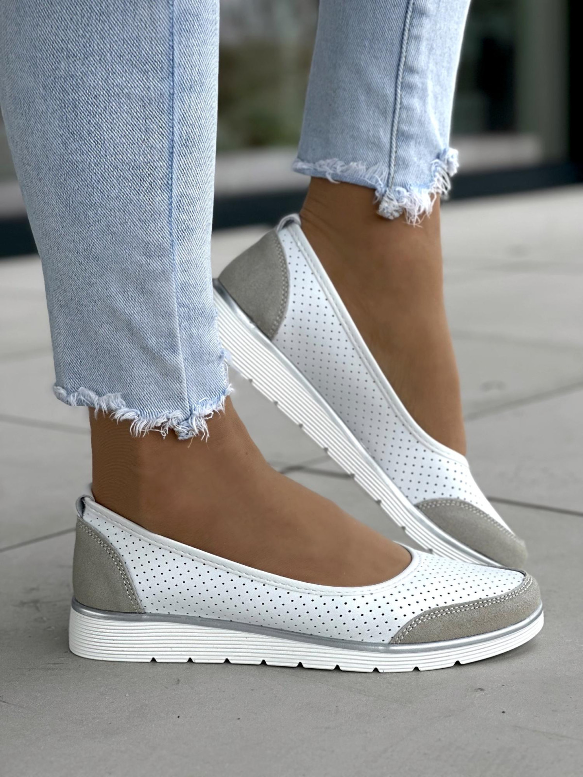 Wygodne ażurowe biało-szare baleriny damskie, skóra naturalna