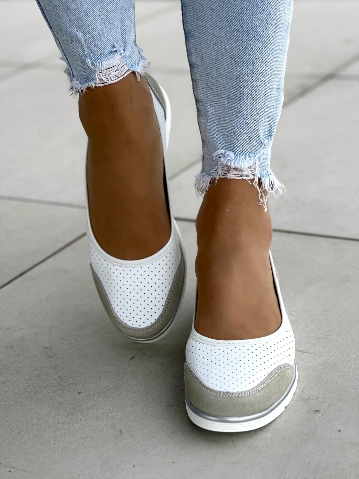 Wygodne ażurowe biało-szare baleriny damskie, skóra naturalna