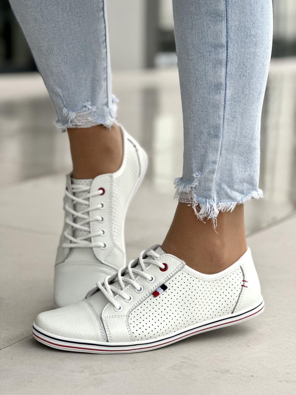 Wygodne i zgrabne ażurowe białe trampki damskie, skóra naturalna