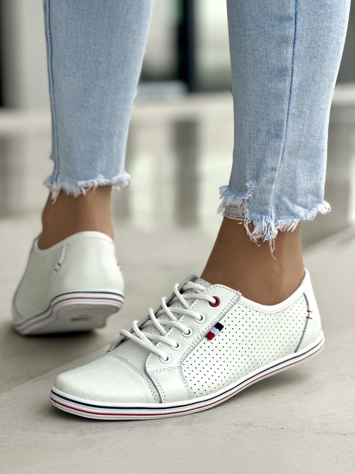 Wygodne i zgrabne ażurowe białe trampki damskie, skóra naturalna