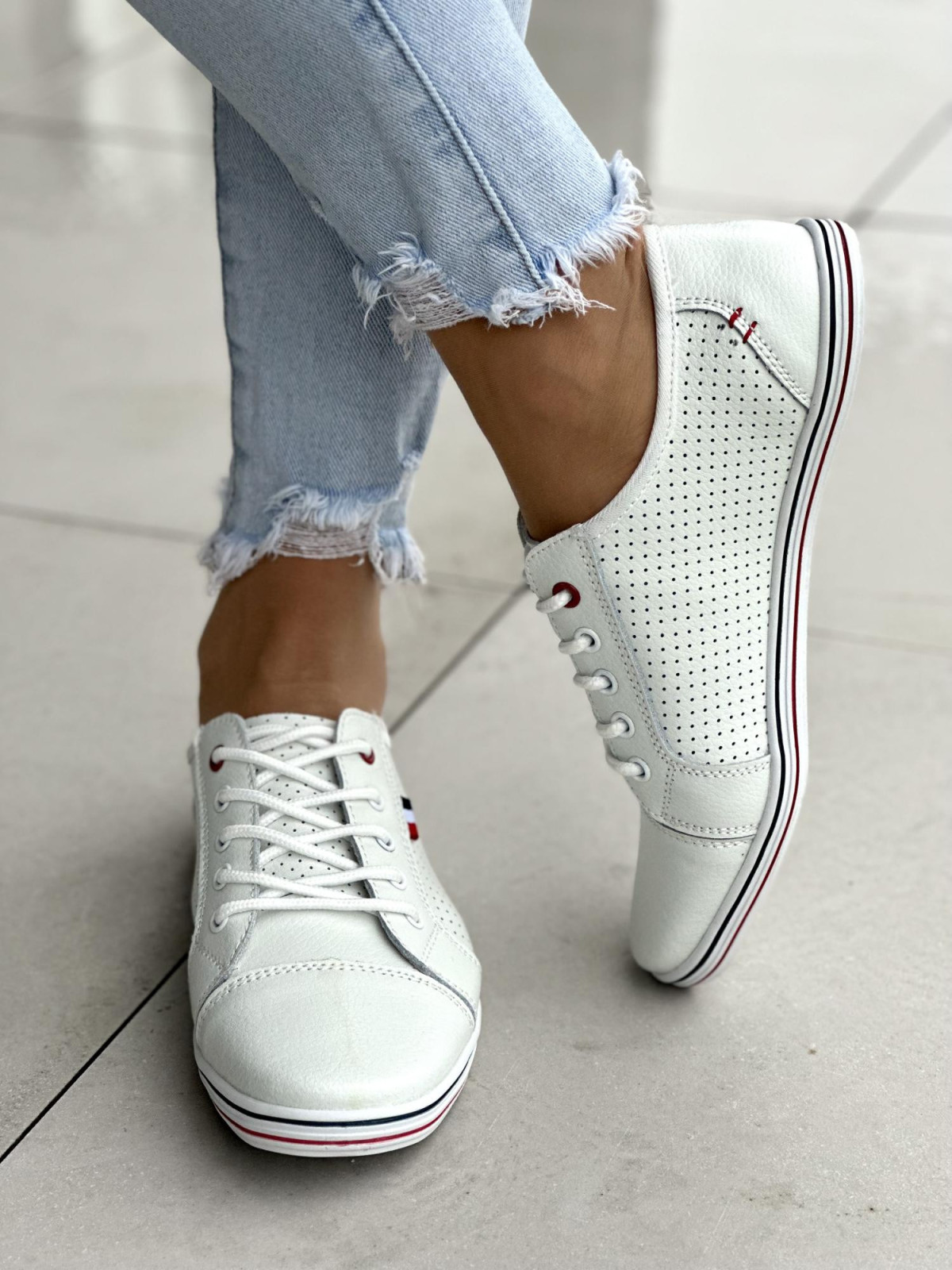 Wygodne i zgrabne ażurowe białe trampki damskie, skóra naturalna