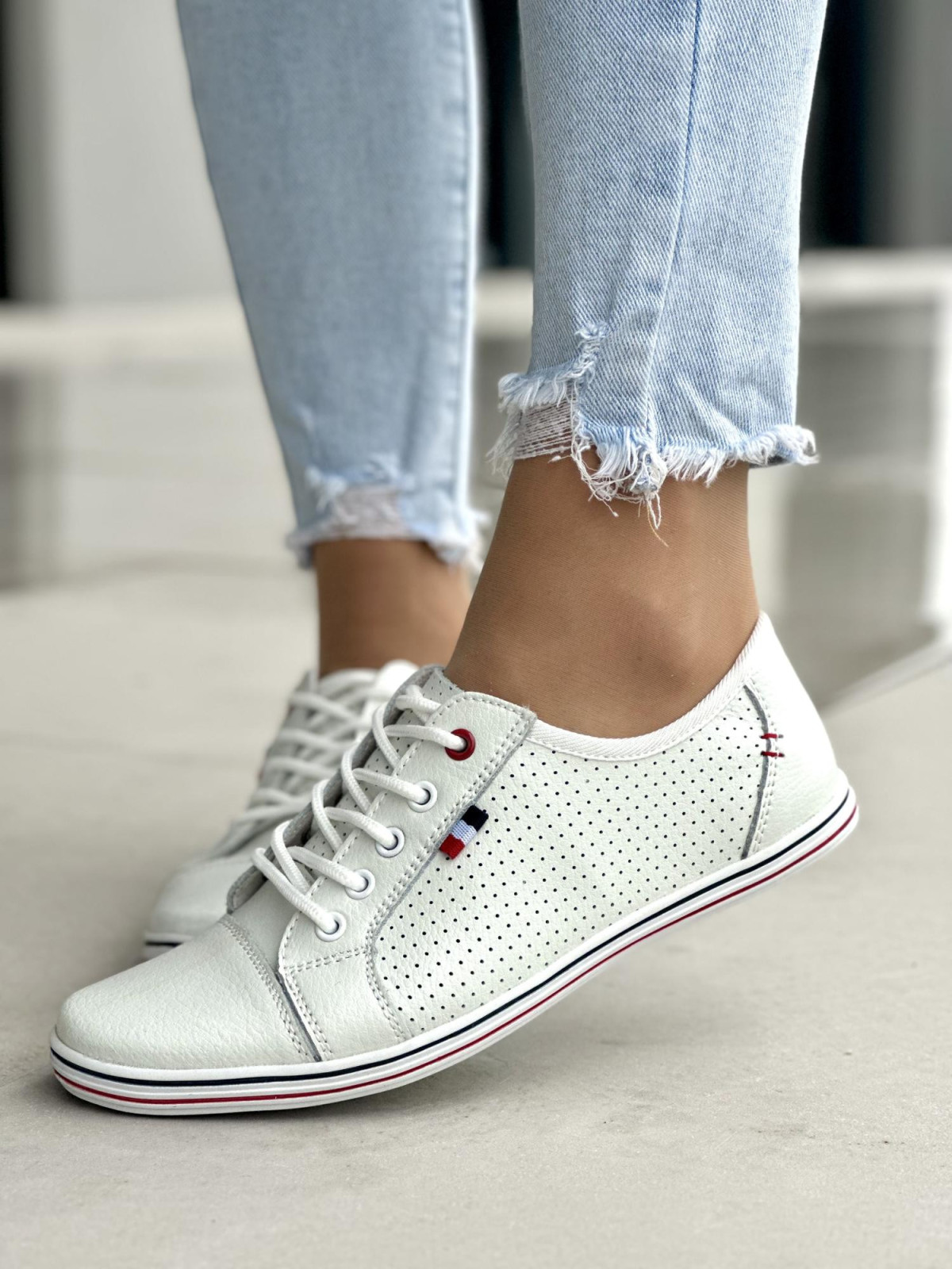 Wygodne i zgrabne ażurowe białe trampki damskie, skóra naturalna