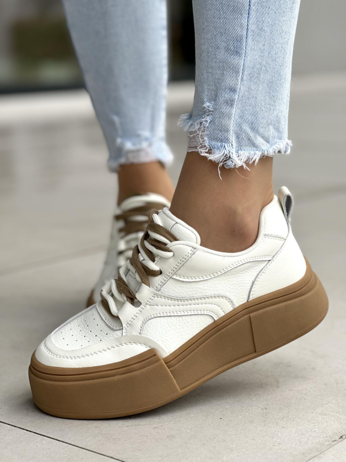 Białe trampki damskie skóra naturalna na beżowej podeszwie