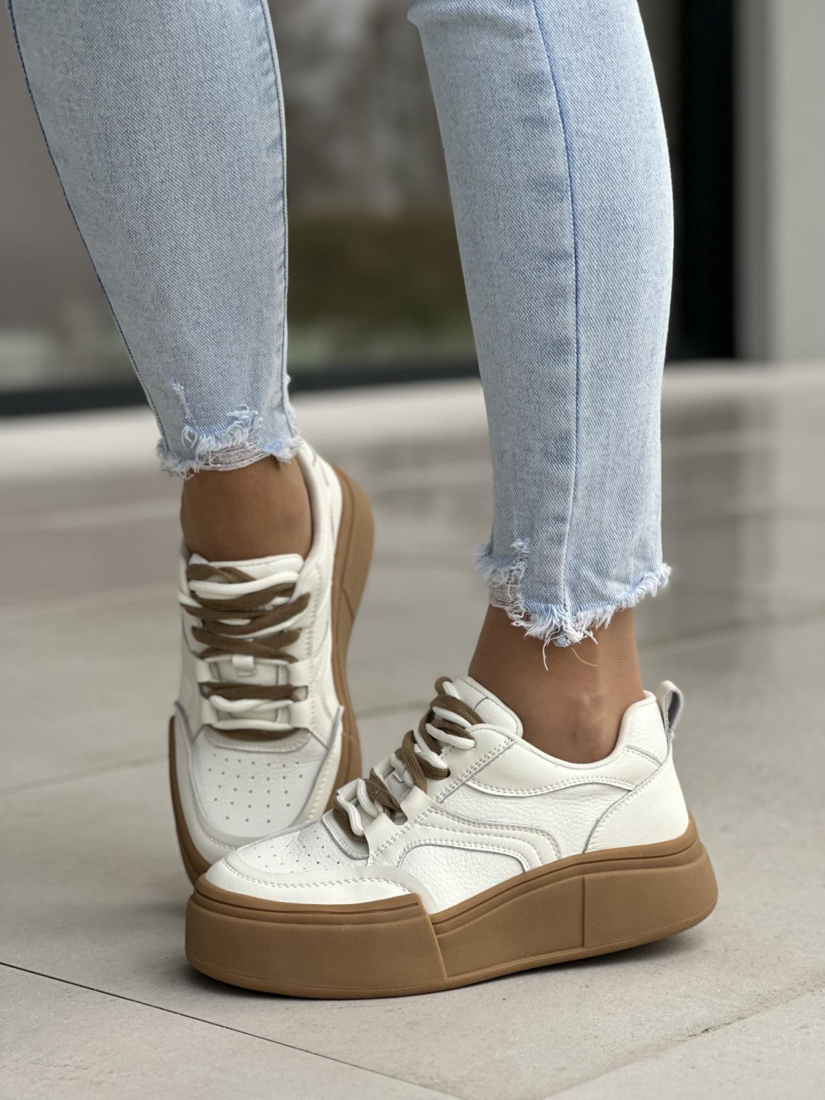 Białe trampki damskie skóra naturalna na beżowej podeszwie