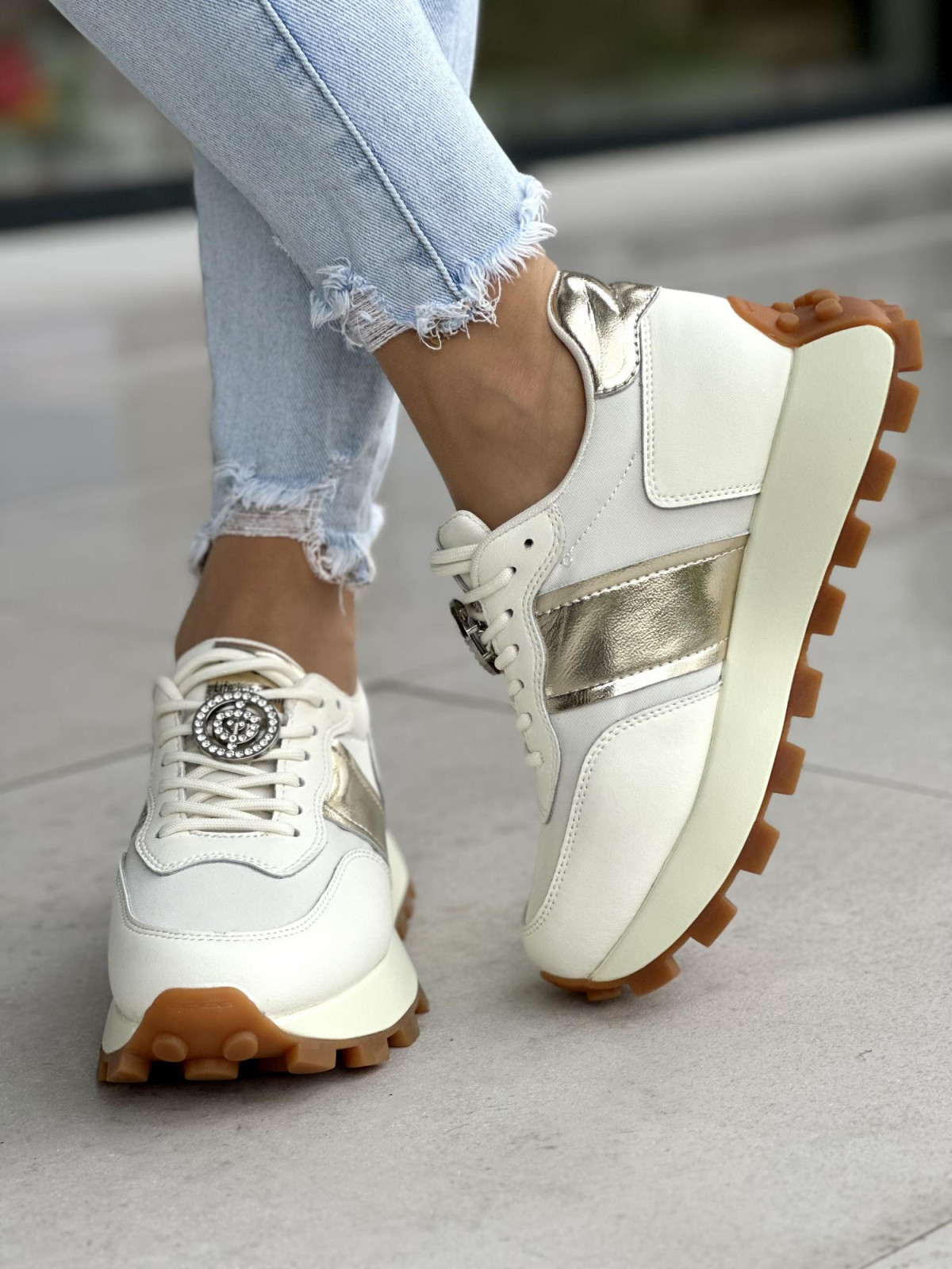 Wyjątkowe beżowo-złote sneakersy damskie z ozdobą, skóra naturalna