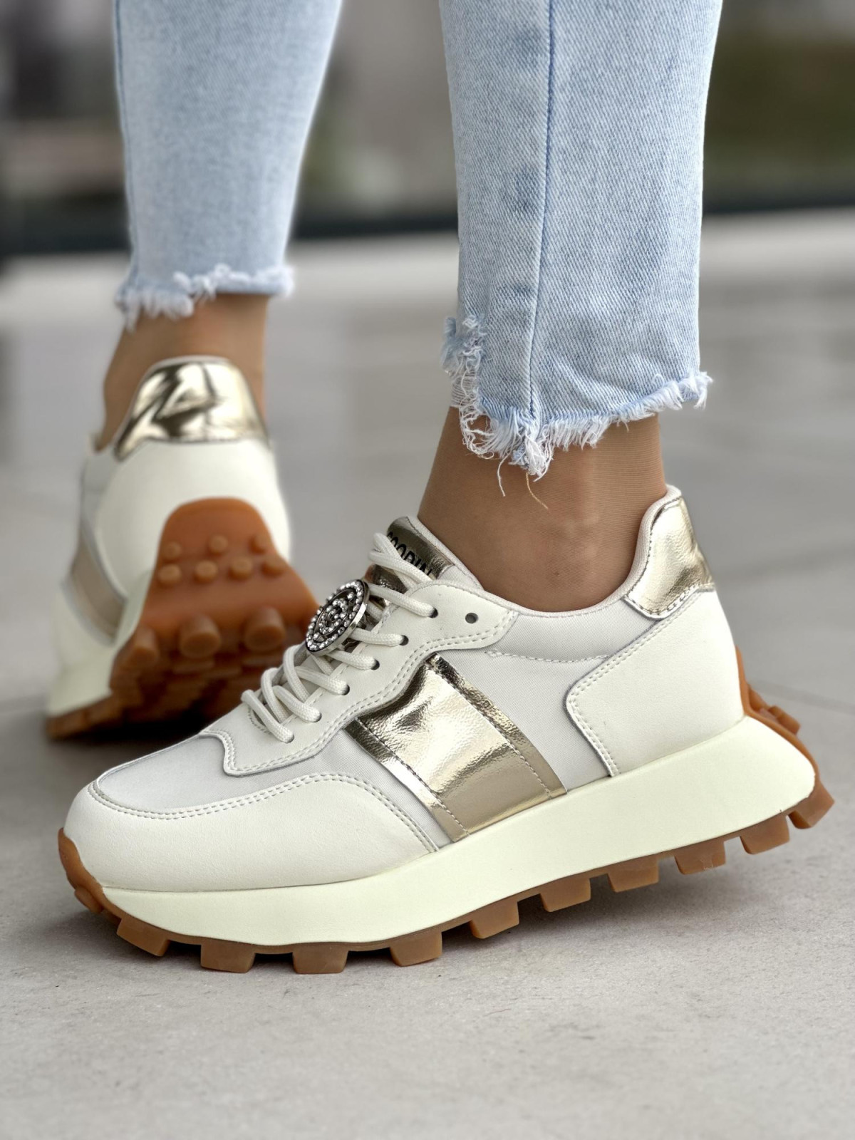 Wyjątkowe beżowo-złote sneakersy damskie z ozdobą, skóra naturalna