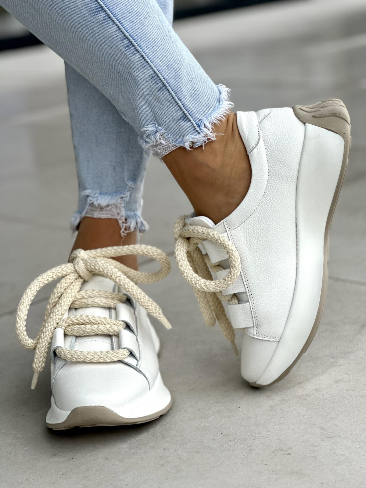 Wyjatkowe białe sneakersy damskie z ozdobną sznurówką, skóra naturalna